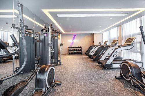 武汉武汉国际广场同济医学院亚朵酒店的健身房,配有一排跑步机和机器
