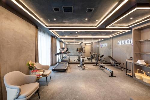 武汉武汉光谷青年汇金融港亚朵酒店的一间健身房,里面设有跑步机和跑步机