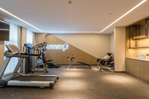 南京南京东山汽车4S园亚朵酒店的一间健身房,内设有氧运动器材