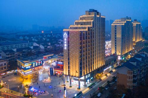 武汉武汉光谷青年汇金融港亚朵酒店的一座高楼在晚上点燃的城市