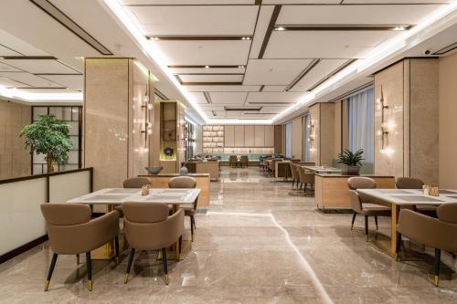 南京南京东山汽车4S园亚朵酒店的一间在房间内配有桌椅的餐厅