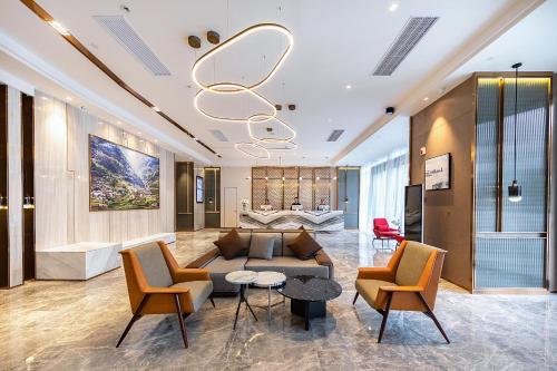 武汉武汉国际广场同济医学院亚朵酒店的客厅配有沙发和椅子