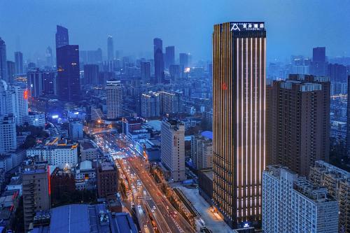 武汉武汉国际广场同济医学院亚朵酒店的城市夜间交通景观