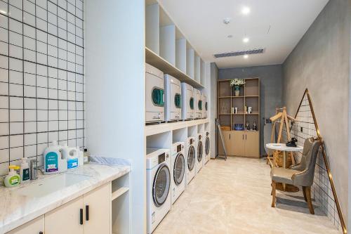武汉武汉国际广场同济医学院亚朵酒店的洗衣房配有3台洗衣机和烘干机