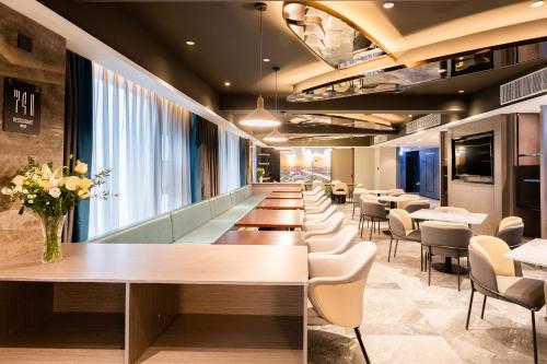 武汉武汉光谷青年汇金融港亚朵酒店的餐厅里长长的桌子和椅子