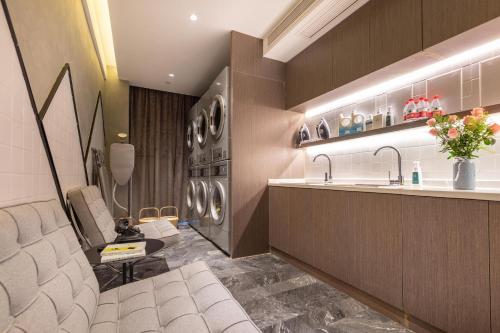 武汉武汉光谷青年汇金融港亚朵酒店的一间带水槽和洗衣机的浴室