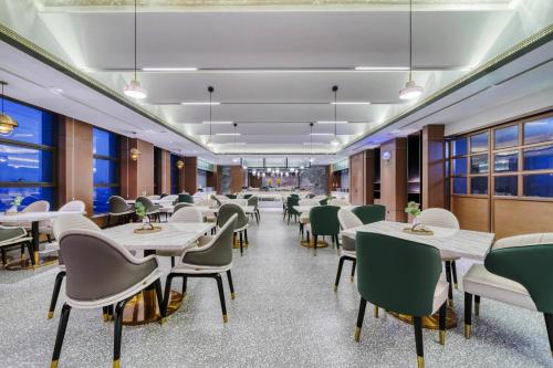 桐乡桐乡庆丰南路亚朵酒店的用餐室设有桌椅和窗户。
