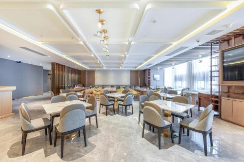 武汉武汉国际广场同济医学院亚朵酒店的一间在房间内配有桌椅的餐厅