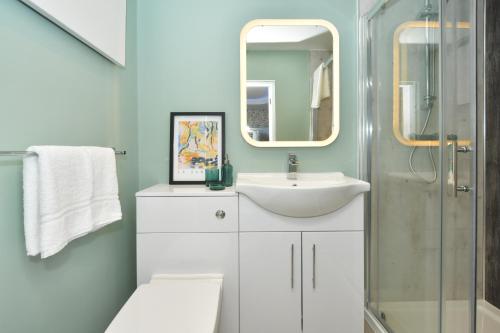 康格尔顿Antrobus Deluxe Apartments by YourStays的一间带水槽和镜子的浴室