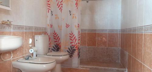 圭马尔CASA SARA (SARA'S HOUSE)的浴室配有卫生间、盥洗盆和淋浴。