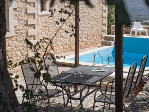 ArgouliónKoules Estate, simplicity & natural, By ThinkVilla的游泳池旁的桌椅