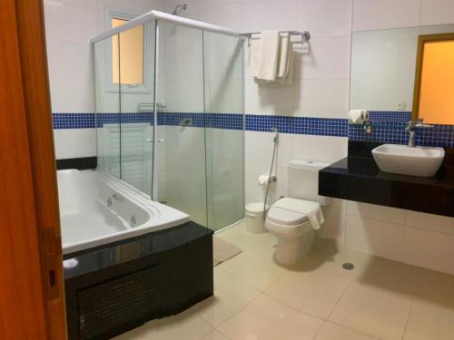 圣保罗阿玛利亚酒店的一间带玻璃淋浴、卫生间和水槽的浴室