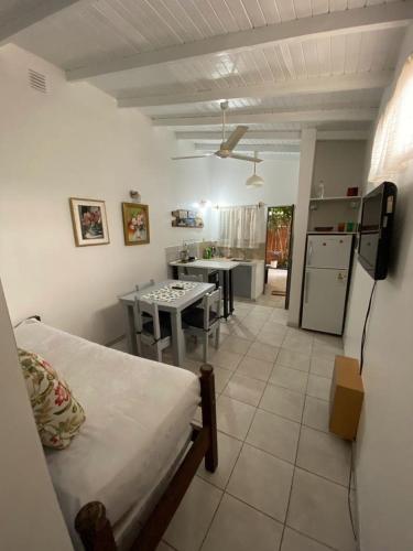 波萨达斯Espacio Calido的一间带一张床的房间和一间带桌子的厨房