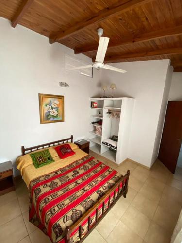 波萨达斯Espacio Calido的一间卧室设有一张大床和木制天花板
