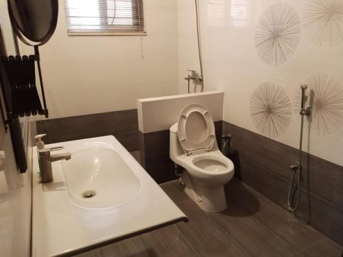 巴哈瓦尔布尔HOTEL STATE RESIDENCY的一间带卫生间和水槽的浴室
