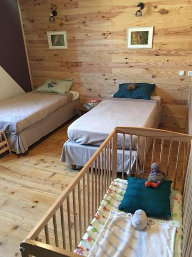 SafflozLes 3Crokignols, maison d’hôte familiale.的一间设有两张床和一张婴儿床的房间