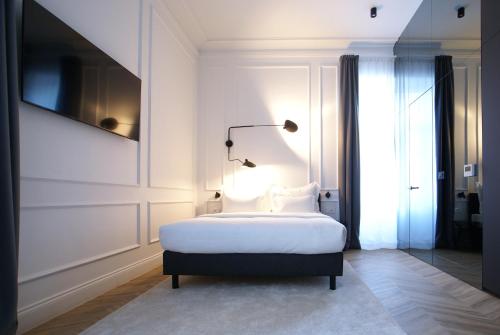 萨格勒布Fingerprint Luxury Apartments的卧室配有白色的床和电视。