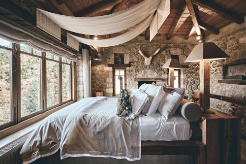 SinevrónArea Synest Nature Suites的一间卧室配有带白色床单和枕头的床。