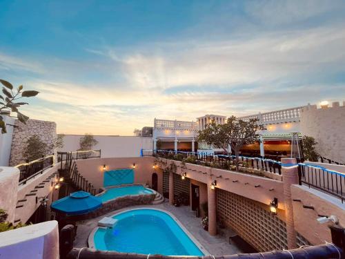 多哈荔湾套房酒店的一座大楼顶部的游泳池