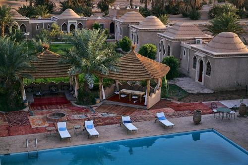 姆哈米德Sbai Palace的享有带游泳池的房屋的空中景致
