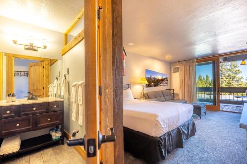特拉基Hotel Style Room in The Timber Creek Lodge condo的一间卧室配有一张床,浴室设有水槽