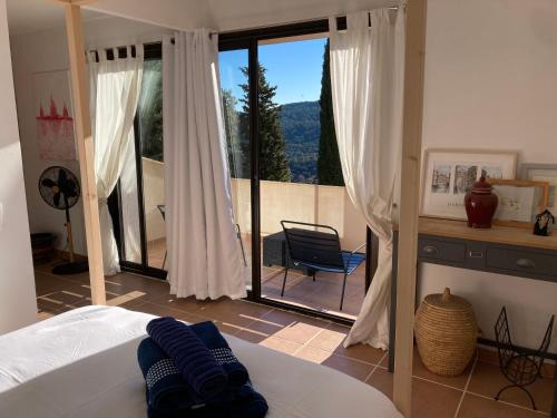 弗雷瑞斯Villa les écureuils的一间卧室设有一张床,享有阳台的景色