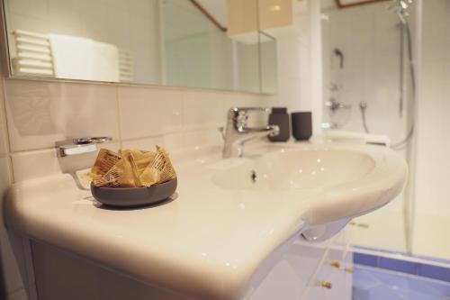 基茨比厄尔Mocking Ferienappartements的浴室水槽上放着一碗薯条