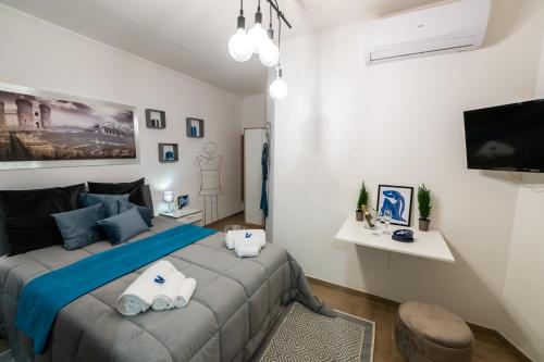 那不勒斯Magica Napoli的一间卧室配有一张带蓝色枕头的大床