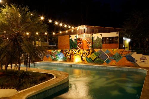 塔拉波托CasaBosque的夜间游泳池,墙上涂鸦