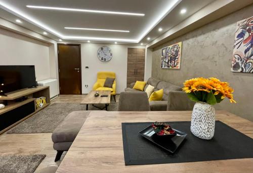 科帕奥尼克Casa Nostra Kop的客厅配有沙发和桌子