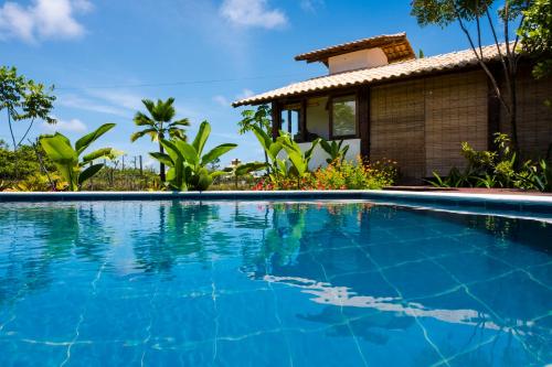 巴拉格兰德Flow Beach House - Taipu de Fora - Península de Maraú的别墅前的游泳池