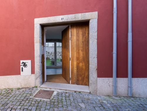 波尔图Habitatio - Foz的通往红色墙的建筑的门