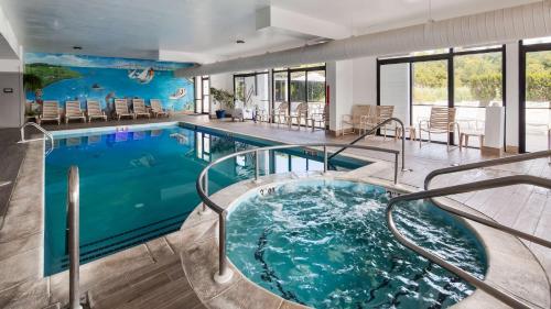 格拉森维尔肯特海峡贝斯特韦斯特酒店的一座大楼内带热水浴池的游泳池