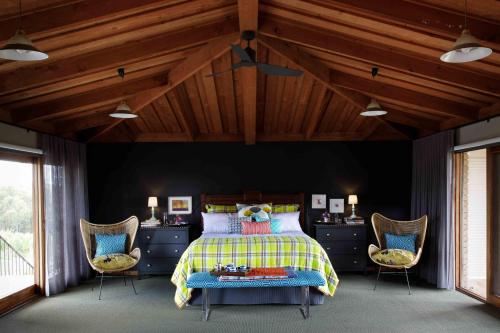 Arthurs CreekShaws Road Winery B&B的一间卧室配有一张床和两把椅子