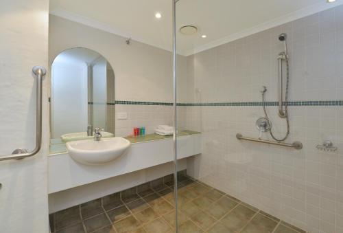 道格拉斯港礁石俱乐部度假酒店的一间带水槽和玻璃淋浴的浴室