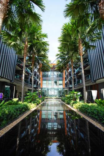 科隆万@T精品酒店的一座棕榈树环绕的大建筑