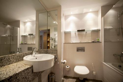 基尔肯尼佩恩布鲁克酒店的一间浴室