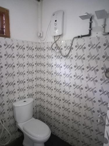 亭可马里Hotel Sea Shadow的一间带卫生间和淋浴帘的浴室