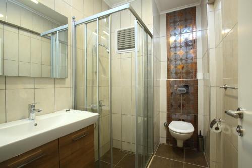 亚力卡瓦克梅尔肯斯托里公寓酒店的浴室配有卫生间、盥洗盆和淋浴。