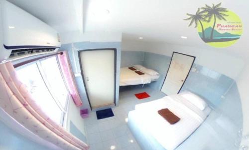哈林海滩Phangan Mantra Inn的小房间设有床和镜子