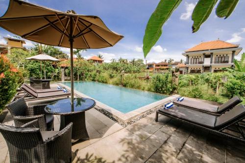 乌布Nur Guest House by Purely的一个带桌椅的户外庭院和一个游泳池