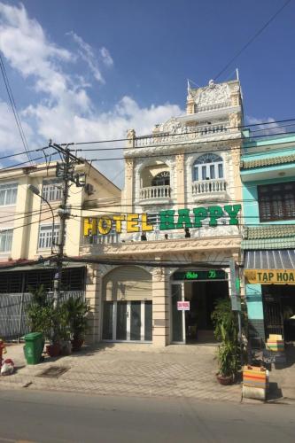 Bình ChánhHappy Hotel Binh Chanh的前面有标志的建筑