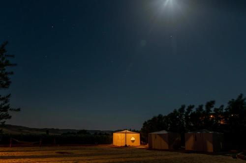 ‘Ezbet IlyâsMangrove Camp Fayoum的夜晚在田野里点燃的帐篷