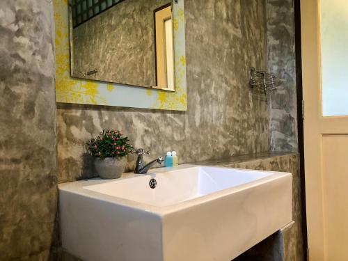 达叻府Pop riverside trat的浴室设有白色水槽和镜子