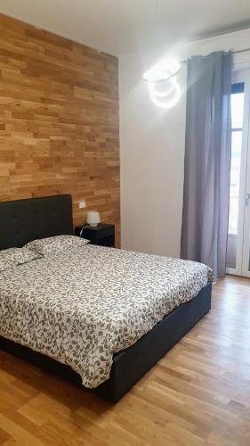 曼托瓦Casa Caterina的一间卧室设有一张床和木墙