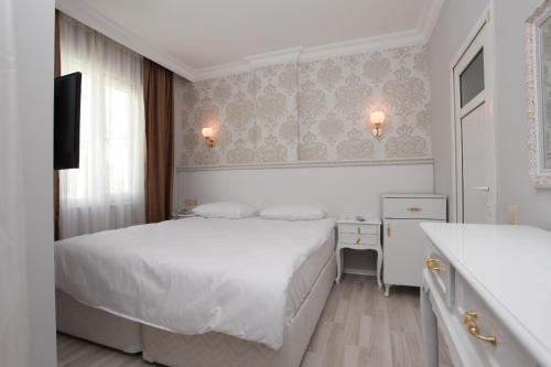 安塔利亚Golden Spark的白色的卧室设有白色的床和窗户。