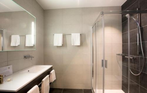 马蒂尼威尔马蒂尼精品酒店的带淋浴和盥洗盆的浴室