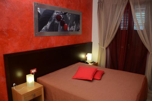 莫诺波利特努塔奇安奇扎农家乐的一间卧室配有一张红色墙壁的床