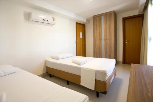 塞拉Serra Linda Hotel的酒店客房设有两张床和窗户。