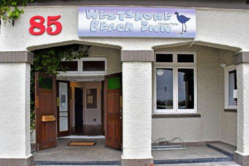 纳皮尔Comfort Inn Westshore Beach的一座有西岭海滩俱乐部标志的建筑